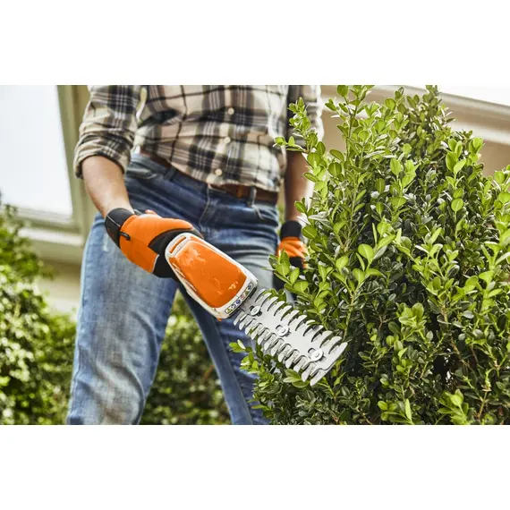Set masina de tuns gard viu STIHL HSA 26 cu acumulator AS 2, incarcator AL 1 si geanta de transport