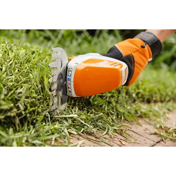 Set masina de tuns gard viu STIHL HSA 26 cu acumulator AS 2, incarcator AL 1 si geanta de transport