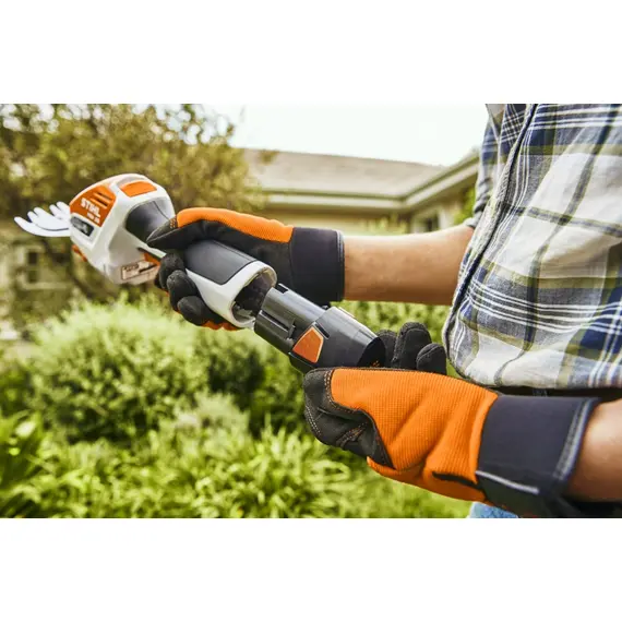 Set masina de tuns gard viu STIHL HSA 26 cu acumulator AS 2, incarcator AL 1 si geanta de transport