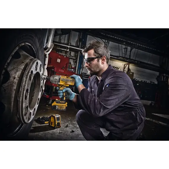 Set masina de insurubat cu impact DeWalt DCF899P2-QW cu 2 acumulatori 5Ah si incarcator