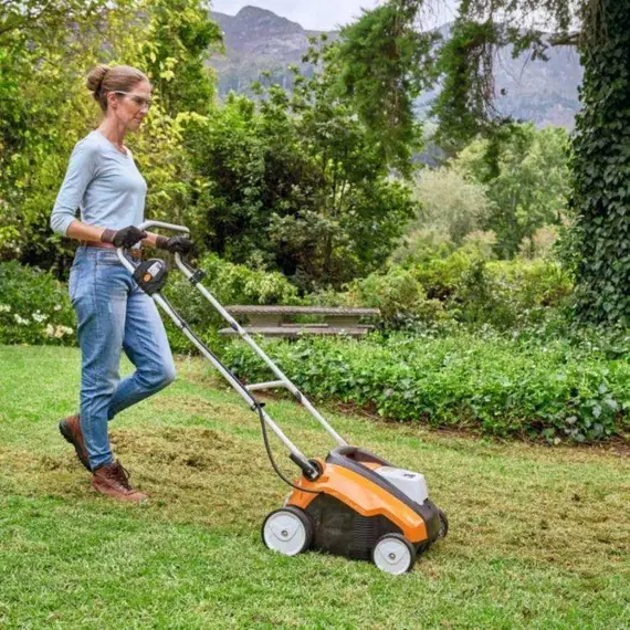 Set scarificator STIHL RLA 240 cu acumulator AK 30 S si incarcator AL 101